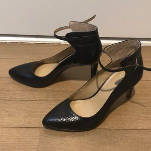 Ann Taylor textured black pumps